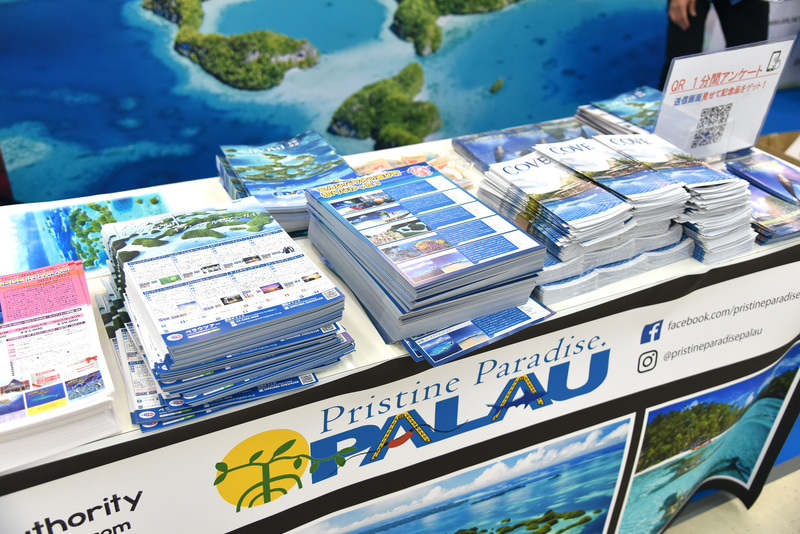 パラオを満喫するためのパンフレットが並ぶ