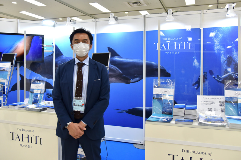 「タヒチ観光局」のブースは海のなかの美しいブルーをフィーチャー