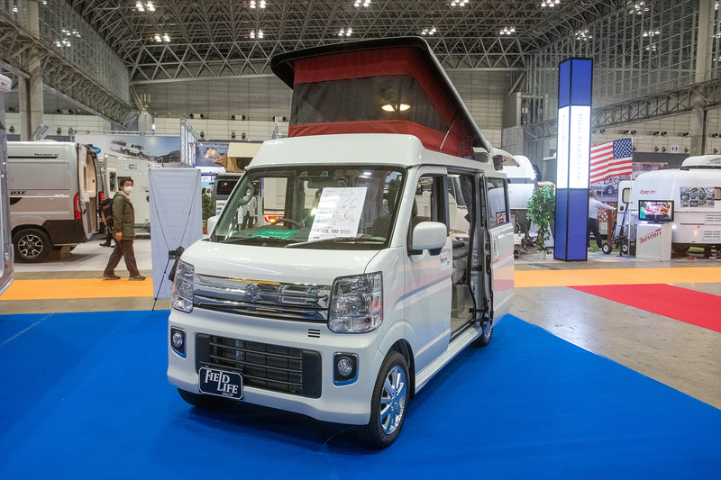 フィールドライフ販売が出展していたのはスズキのエブリィだが、よくあるバンベースではなくワゴンがベース。バンとワゴンでは装備や遮音性などに差があるので、軽自動車と言えども快適性を重視したいという場合はワゴンベースを選ぶのは正解。なお、エブリィワゴンでポップアップルーフを持つのはこのクルマだけで、スズキからも屋根加工の許可を得ているという