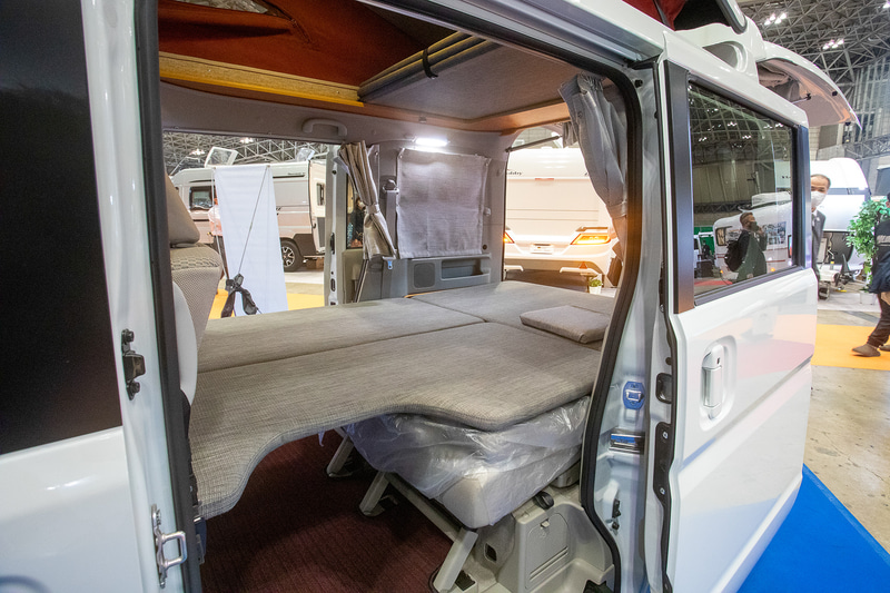 ポップアップルーフなので展開すれば室内で大人がかがまずに立つことができる