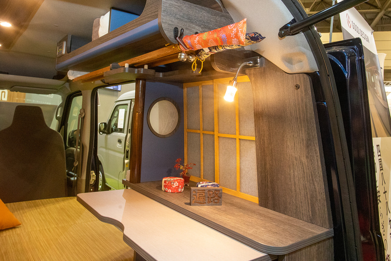 遍路で使う金剛杖は神仏の化身である。そのため一人の旅であっても「二人」と表現するのが遍路。そういった大事なものなので置き場所にもこだわっている