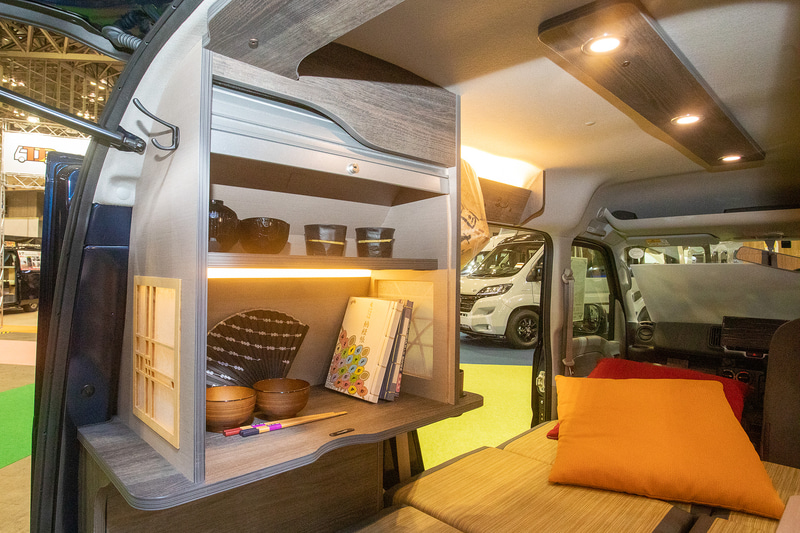 遍路で巡ったお寺からのご朱印はご朱印帳に記してもらう。その休憩中にその帳面を見返す際や就寝時に一時的に置いておくための棚も設置