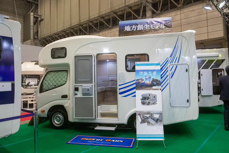 こちらはダイレクトカーズが出展していた「伊勢志摩」というモデル。ダイレクトカーズは三重県の企業で、地元に貢献するためのモデルとして全国的に有名な観光地である伊勢志摩を名前にしている。エクステリアには海をイメージしたグラフィックが入り、インテリアには地元の企業と連携して県内の伝統工芸品を取り入れた（オプション扱い）