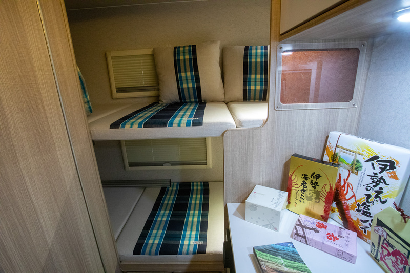伊勢志摩のキャビン内。ベッドは2段式が常設