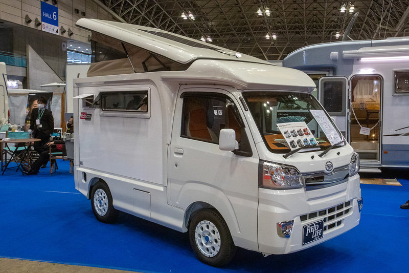 フィールドライフの「バロッコ」。ダイハツのハイゼットトラック キャンパー特装車をベースにしている。この特装車は軽トラックながら運転席、助手席がスライド、リクライニングシートになっていて、パワーウインドや集中ロック、IR＆UVカットガラスがオプションで選べる