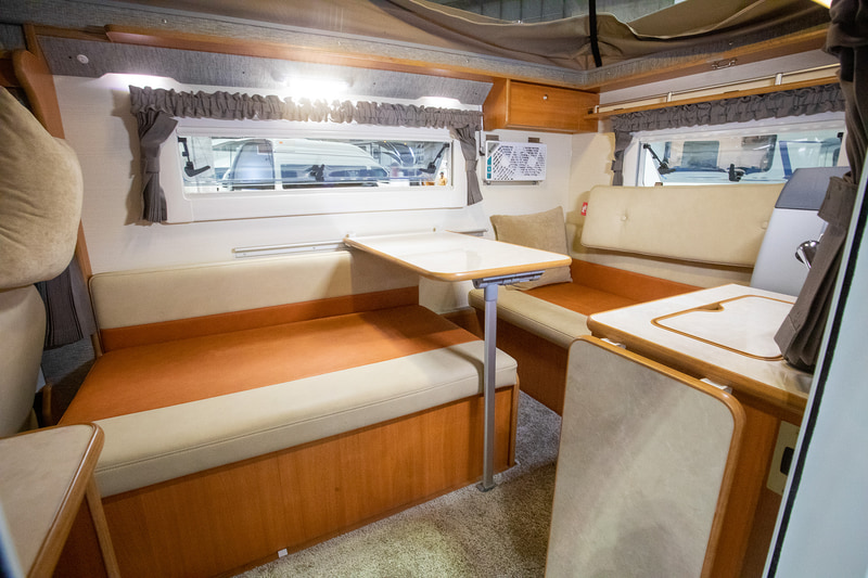 バロッコの室内。本格的なキャブコンバージョン車のような作り