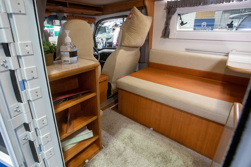 バロッコの室内。本格的なキャブコンバージョン車のような作り