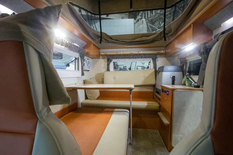 バロッコの室内。本格的なキャブコンバージョン車のような作り