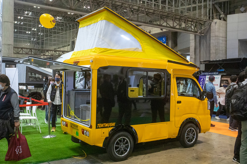 バンショップミカミが出展していた「テントむし」。こちらも8ナンバー車になる。ポップアップ部に2名が就寝できるので4名で泊まることが可能