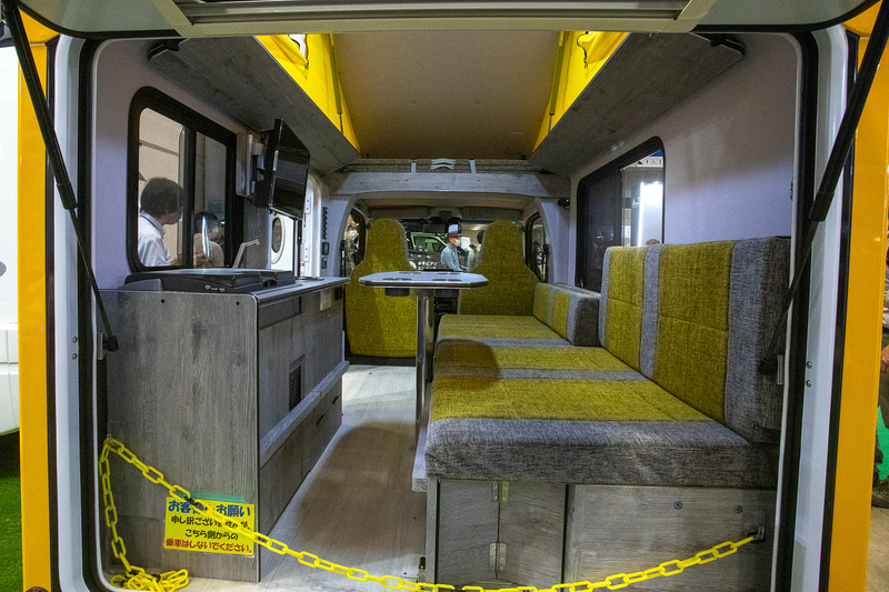 左側のドア部に加えてリア部が大きく開くモデルもあるので、後方にタープなど張ることでキャンプ場ではより広い空間を作れる