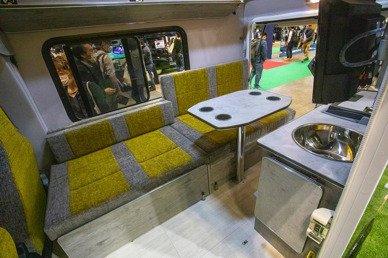 ギャレーや冷蔵庫は標準装備。セカンドシートのレイアウトは画像の横向きのほか、正面向きの2タイプから選べる