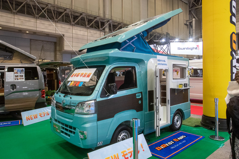 ダイレクトカーズの軽キャブコン「AMAHO」はこのイベントで初展示の車両。ベースはダイハツのハイゼットトラック。乗員は4名、就寝定員は3名～となっていた