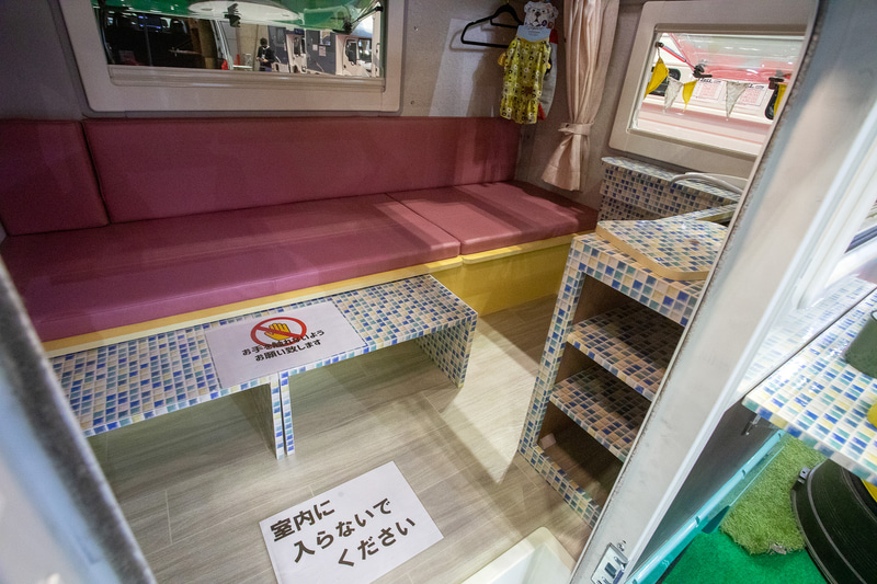 キャンパー架装部は断熱パネル。ギャレーもある。室内の広さも十分に感じる