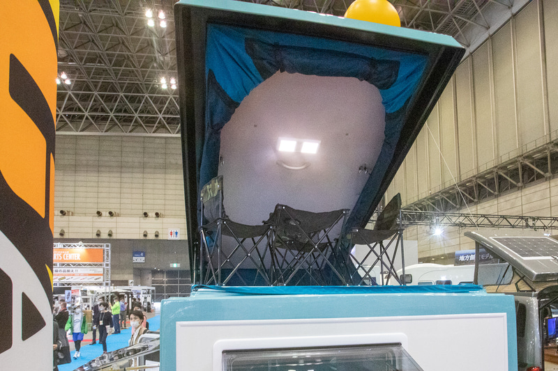 ポップアップルーフ部は就寝するだけでなく、シェードを外してイスを置くことでルーフバルコニーとしても利用できる。ルーフ正面にはソーラーパネルが付いている