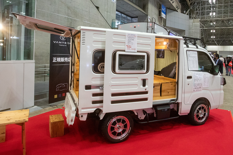 ダイハツ車販売店のミシマダイハツが出展していたのが、ダイハツハイゼットトラック パネルバンをベースにした「クオッカ」。乗車定員は2名