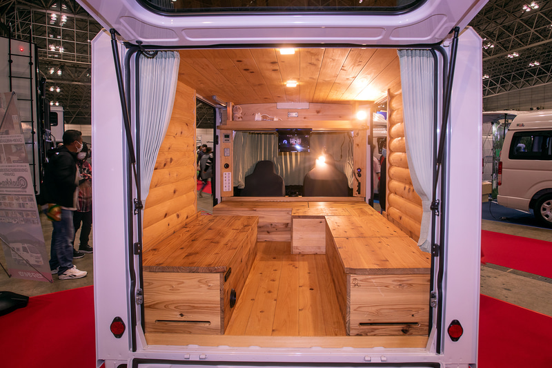 運転席後ろはパネルバン内とつなげるために壁を切り取っている。この点は構造変更をしているので車検も問題ない。室内は山小屋ふうの作りで会場での注目度もかなり高かった