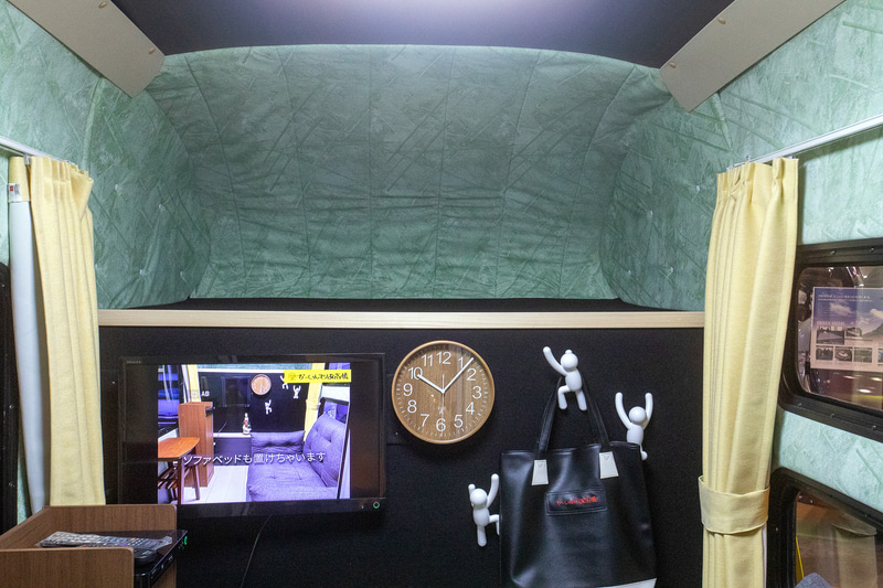 あくまで積載物なので、走行中にキャビンに乗るのは乗車定員内であろうとも法律上不可。ルーフへの張り出し部を荷物置き場となるので室内が広く使える