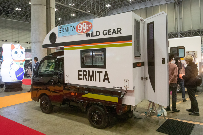 京都のメーカー、マックレーが出展していたのが「WILD GEARエルミタ」だ。アルミ枠の断熱材いりシェルにキャンピングカー用のドアや窓を採用。シェルを降ろす際に使用するアウトリガー（自立足）もオプションとして用意している
