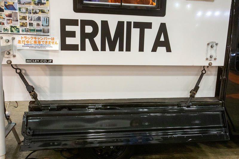 展示車は運転席部が長いハイゼットジャンボなのでシェルが荷台からはみ出ているが法規の範囲なので違反にはならない。固定は結束金具で行なう