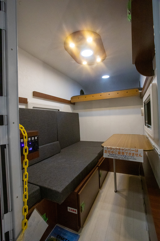 2名がゆったりと過ごせる部屋の広さも十分でエアコンの取り付けも可能。軽トラックキャンパーに注目が集まるのは理解できる