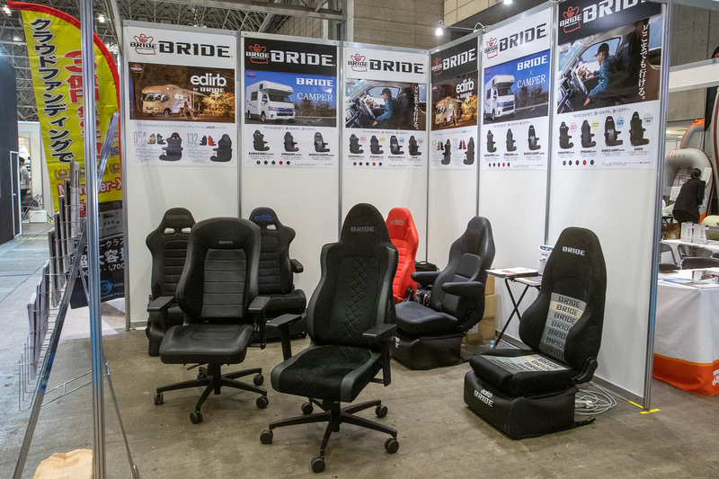 ショーにはクルマだけでなく用品メーカーもブースを出展していた。これは国産のスポーツシートメーカーであるブリッドのブース