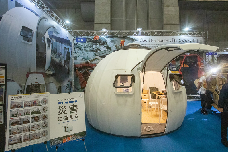 こちらもTCLが販売しているEZDOMEという商品。成人男性2名の作業で約90分で組み立てができるとのこと。庭先や駐車場に置いてテレワーク時の仕事部屋とするのもよい。床面積は2.1坪（約7m<sup>2</sup>）で、高さは2m55cmある