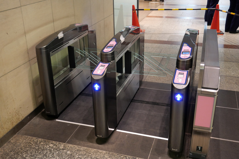 難波駅に設置したVisaのタッチ決済とQRコードに対応した専用自動改札機