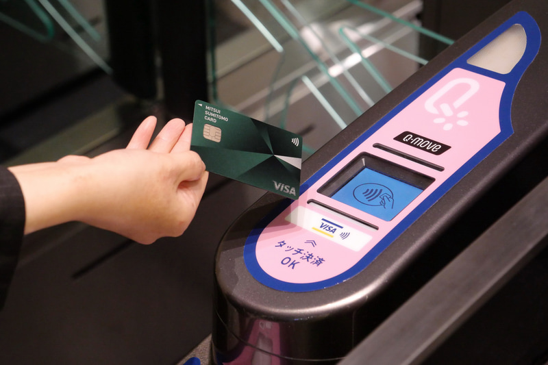 専用自動改札機にVisaのタッチ決済に対応するクレジットカードなどをタッチするだけで入出場が可能