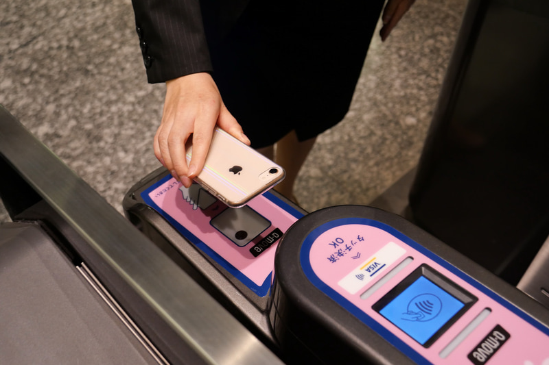 あらかじめ購入したデジタルチケットのQRコードを読み取らせることでも入出場が行なえる