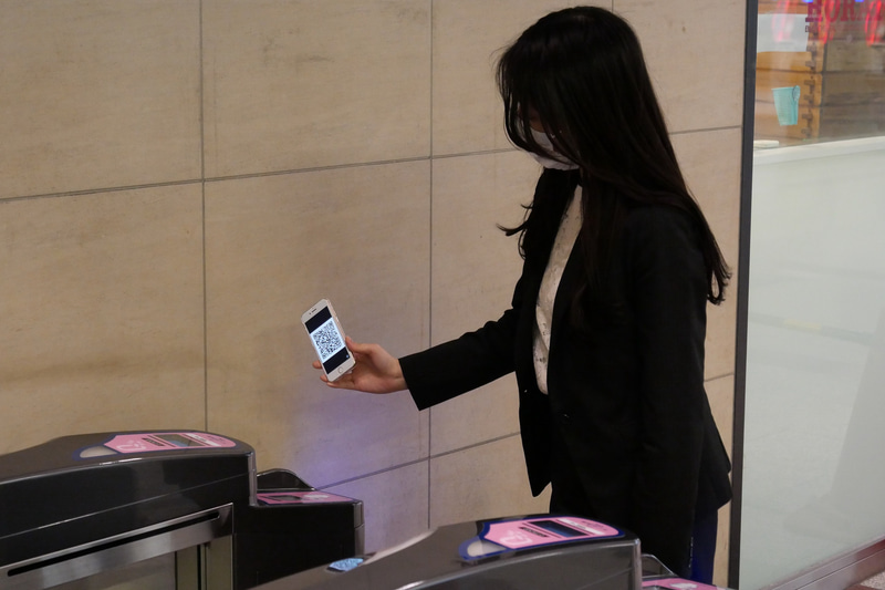 スマートフォンの南海アプリで購入できる「南海デジタルチケット」のQRコードを読み取らせることでも入出場が可能