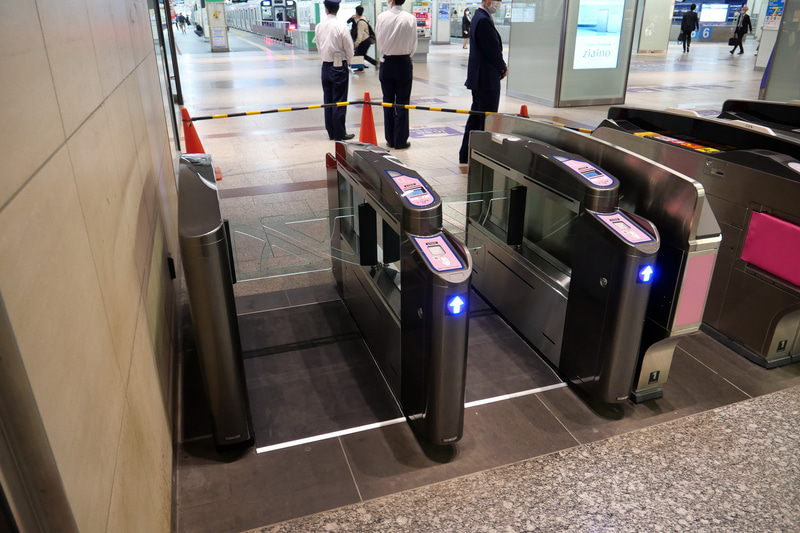 高見沢サイバネティックス製のセキュリティゲートを活用した専用自動改札機