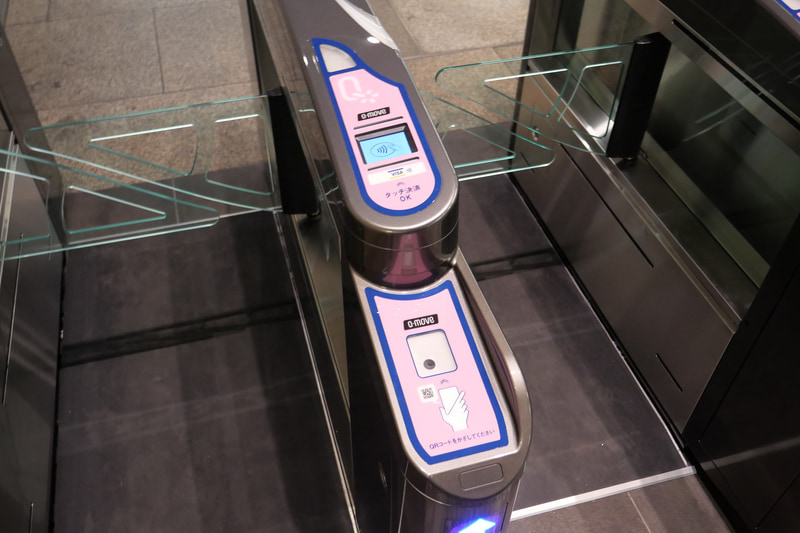奥にVisaのタッチ決済のリーダー、手前に南海デジタルチケット用のQRコードリーダーを設置している