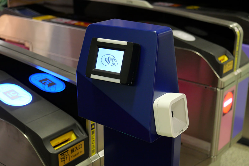 ポールにVisaのタッチ決済用カードリーダーと南海デジタルチケット用QRコードリーダーを設