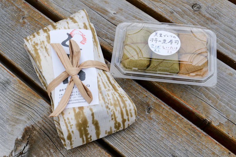 「おむすびセット」（左）、「柿の葉寿司」（右）