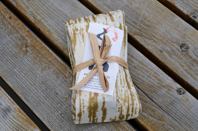 竹皮ふうの包みで見た目も素朴な印象