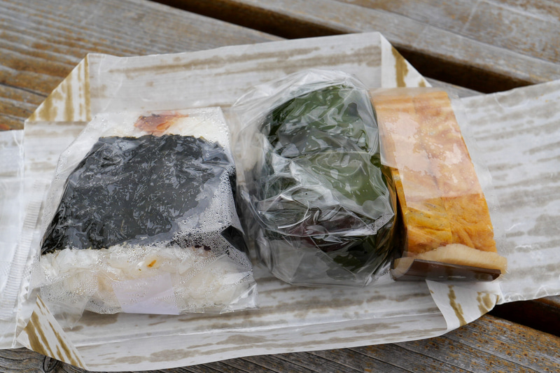 なかには、おむすび2個とおかずの卵焼きが入っていた