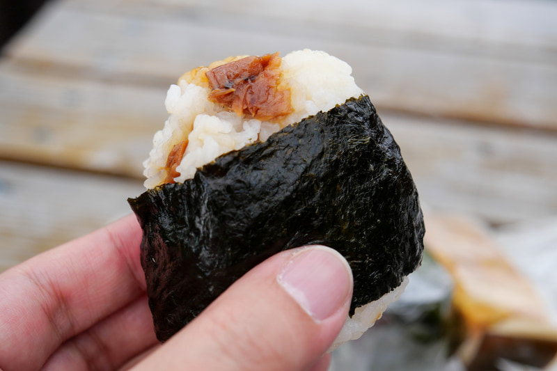 びんちょうまぐろの旨煮が詰まったおむすび。鮪の旨味と甘みの強いご飯との相性バッチリ