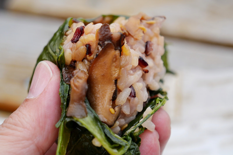 椎茸の混ぜご飯を高菜漬けで包んだめはりむすび。高菜の苦みと甘く煮込まれた椎茸が合わさった、素朴な味わいが印象的