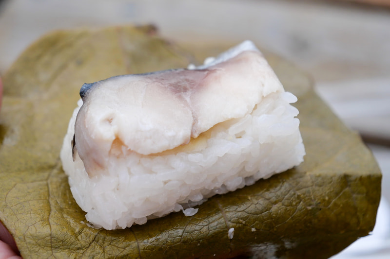 定番の、鯖の柿の葉寿司。しめ鯖と酢飯、柿の葉の風味はまさに定番の味わい