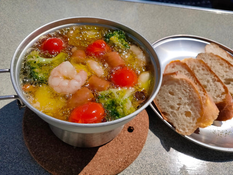 ソロキャンプ用ポケットストーブ「Ember Stove」。小枝を並べるだけで