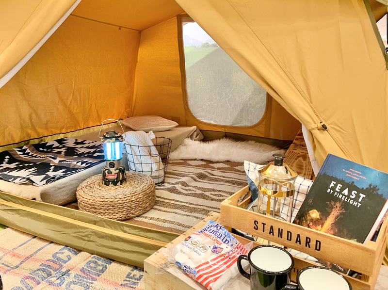 キャンプ女子のためのセレクトアイテムや家でも使えるアウトドアグッズを展開