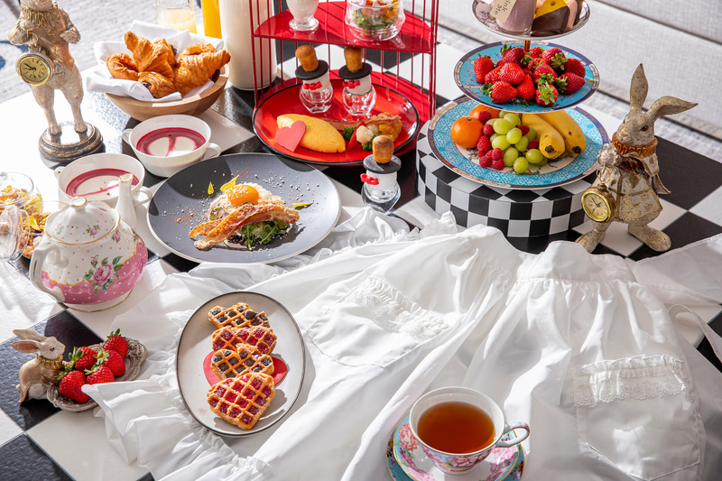 「RSVP.アリスルームへの招待状」ジュニアスイートの客室と朝食