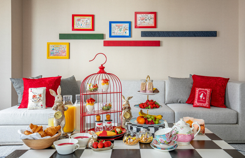 「RSVP.アリスルームへの招待状」ジュニアスイートの客室と朝食