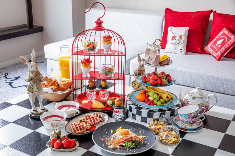 「RSVP.アリスルームへの招待状」ジュニアスイートの客室と朝食