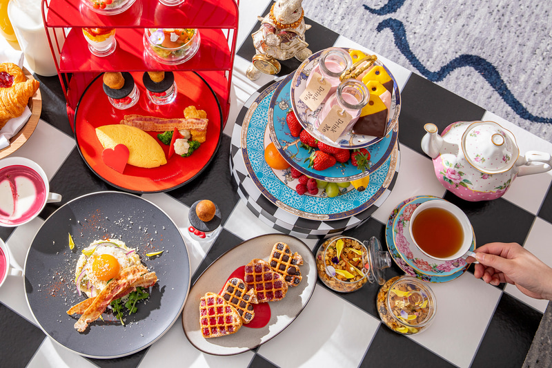 「RSVP.アリスルームへの招待状」ジュニアスイートの客室と朝食