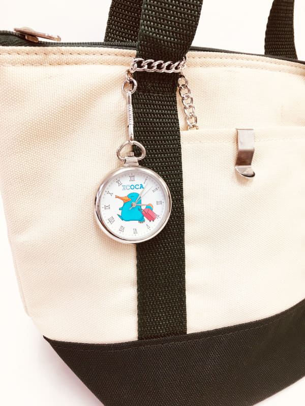 「カモノハシのイコちゃんフタ無し懐中時計（おでかけ）」をバッグにぶら下げたところ