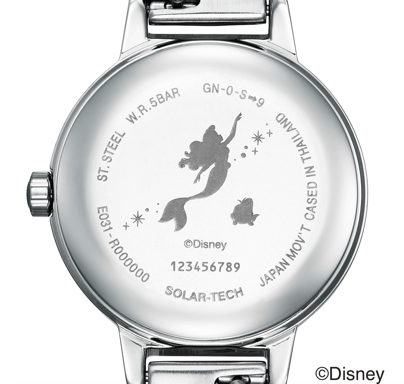 裏蓋にはアリエルのシルエットを刻印