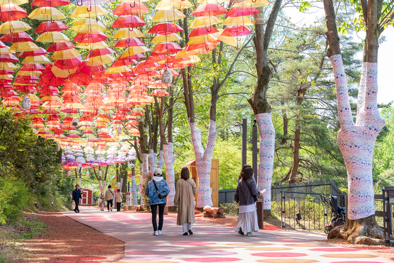 Marimekko（マリメッコ）などでデザインを手がける鈴木マサル氏が2020年に続きアートディレクターを担当