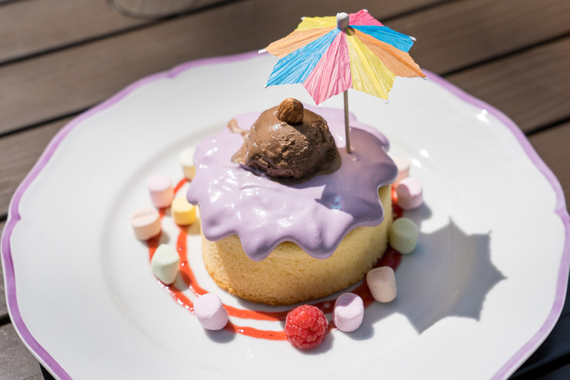 まわりに散らしたマシュマロの数はなんと兄弟たちの数。ぜひ数えてみて！（1600円）