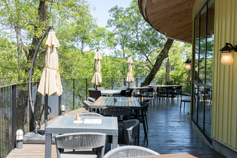 初夏の爽やかな空気のなか、テラス席もオススメ